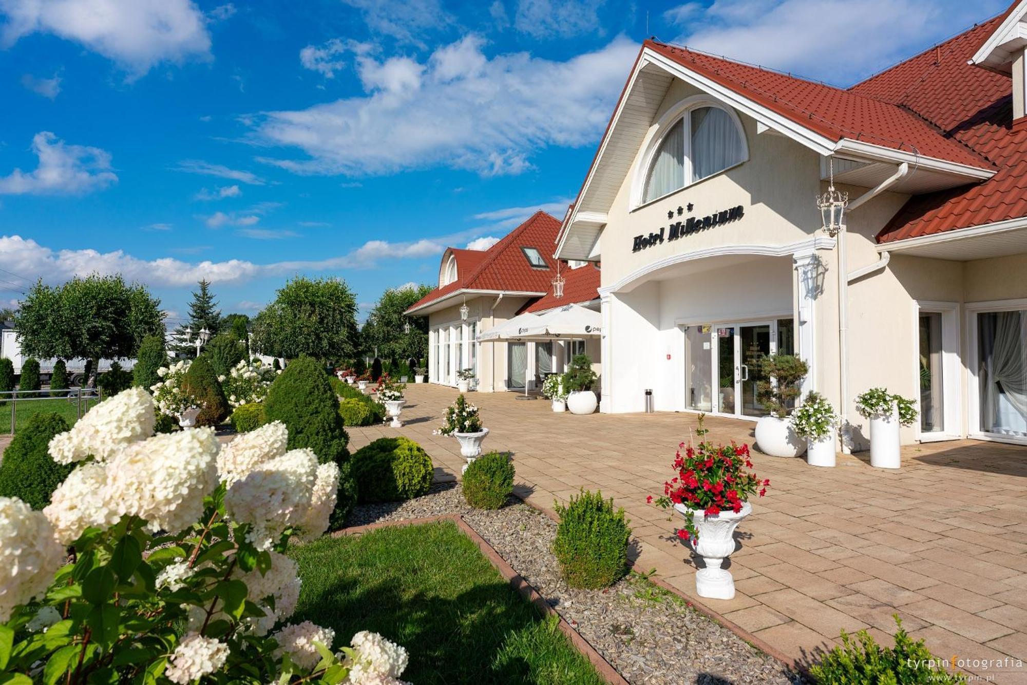 Hotel Millenium Góra Motyczna Eksteriør billede